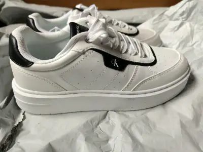 Zapatillas blancas Calvin Klein con detalles negros - miniatura 2