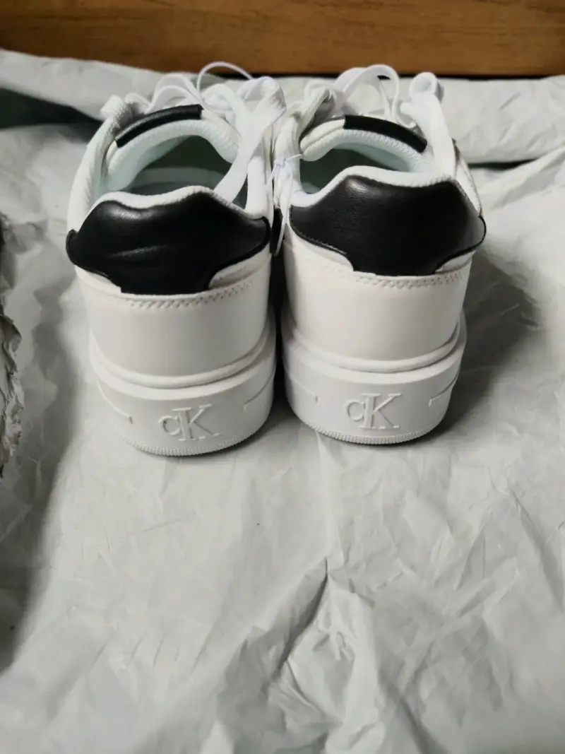 Zapatillas blancas Calvin Klein con detalles negros - 3