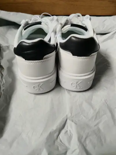 Zapatillas blancas Calvin Klein con detalles negros - miniatura 3