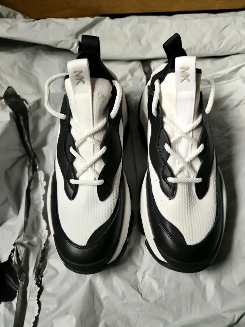 Zapatillas deportivas blancas y negras Michael Kors