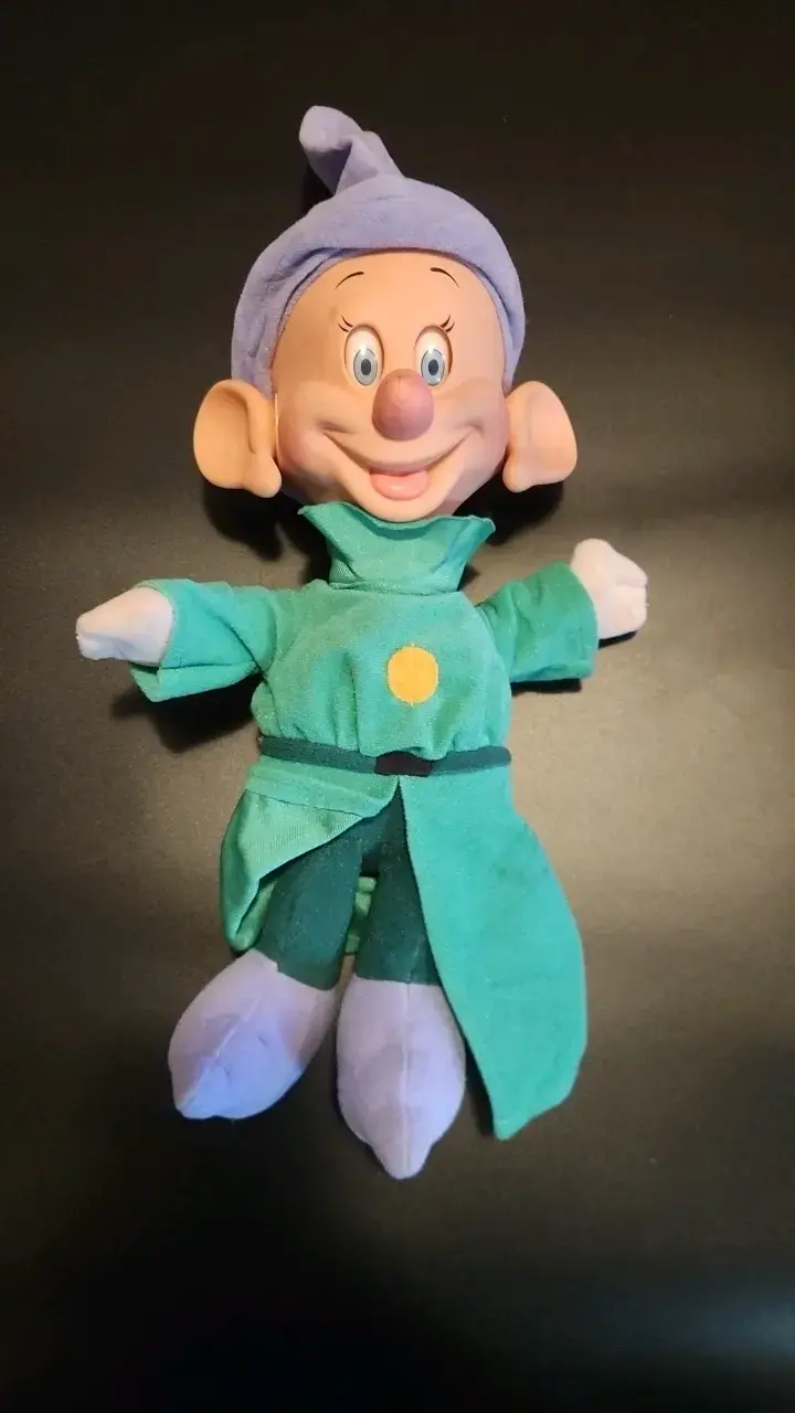Peluche Enanito Feliz de Disney Mattel