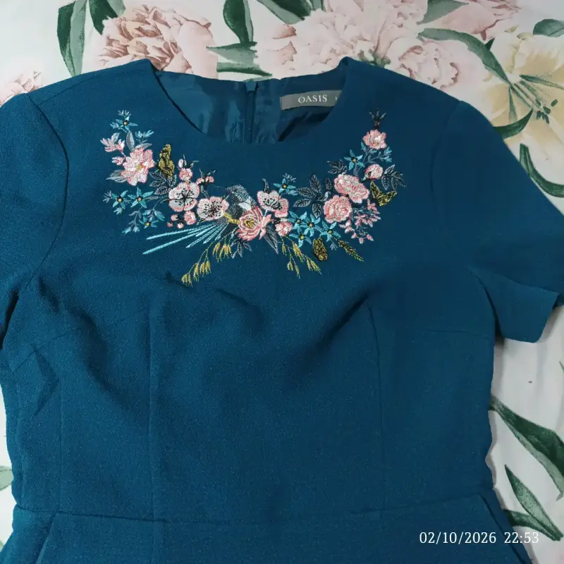 Vestido azul con bordado floral Oasis