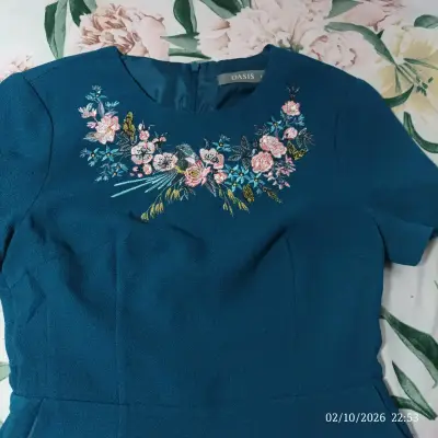 Vestido azul con bordado floral Oasis - miniatura 1