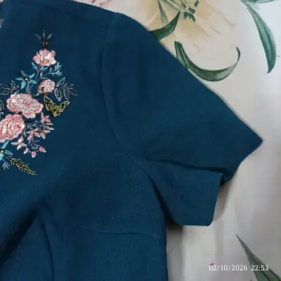 Vestido azul con bordado floral Oasis - miniatura 3