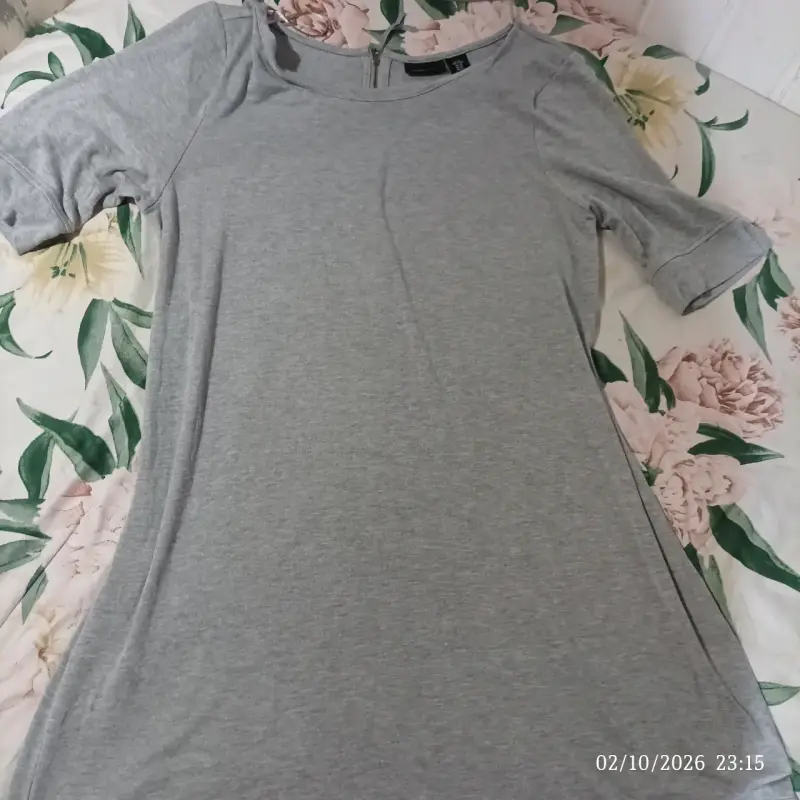 Vestido gris con cierre trasero