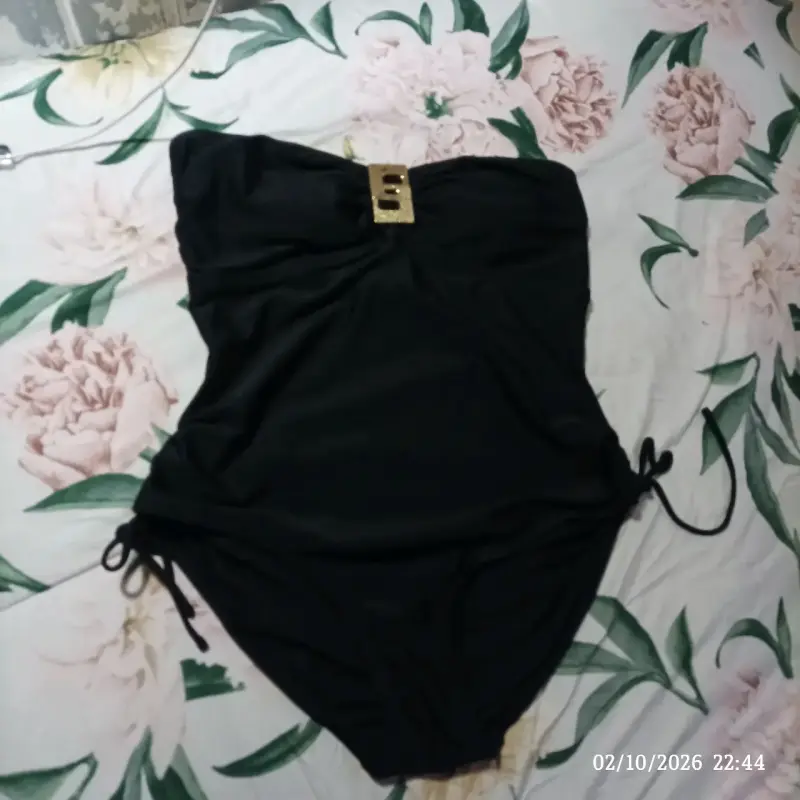 Traje de baño negro con detalle dorado Sofia Vergara