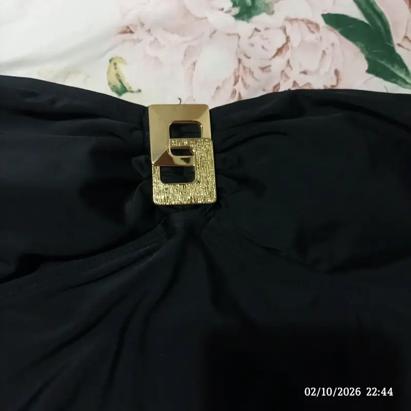 Traje de baño negro con detalle dorado Sofia Vergara - 4
