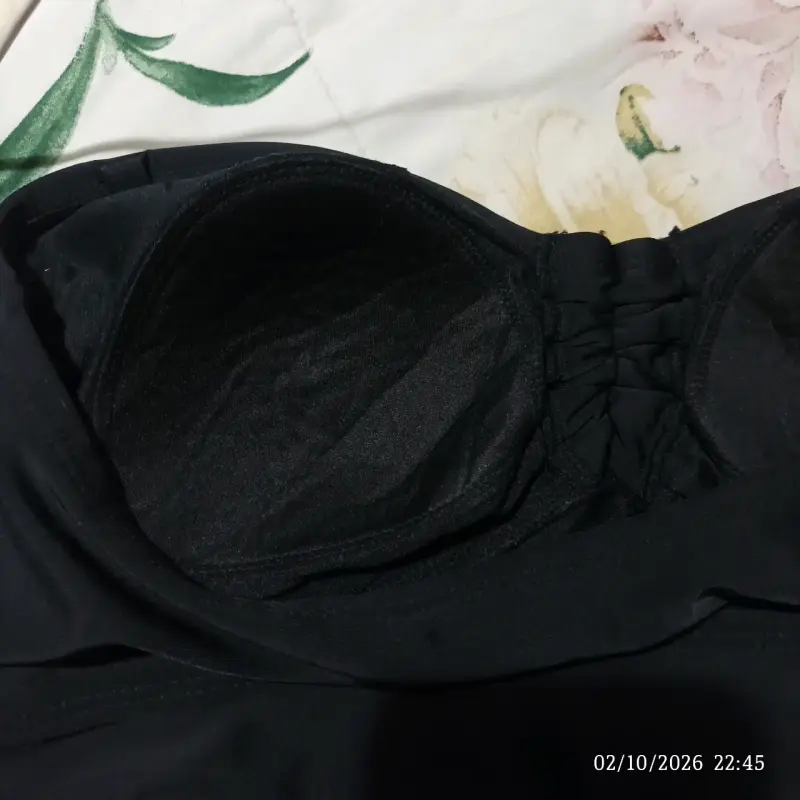 Traje de baño negro con detalle dorado Sofia Vergara - 5