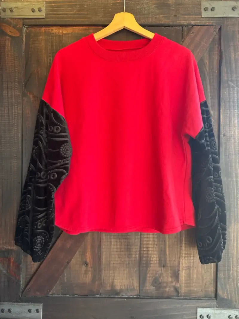 Polerón rojo con mangas negras de diseño
