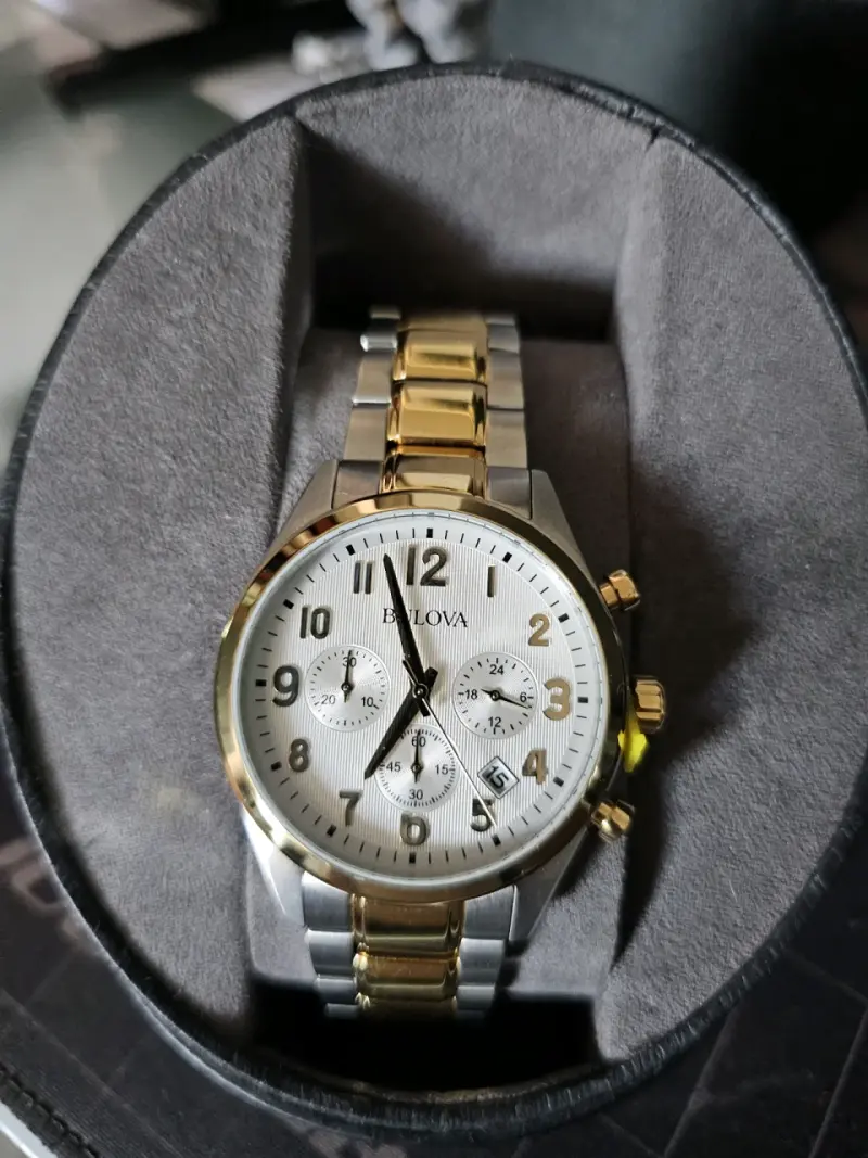 Reloj Bulova cronógrafo dorado y plateado