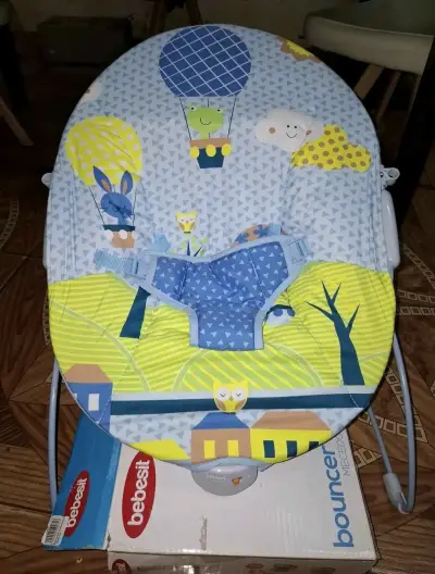 Mecedora para bebé Bebesit con diseño colorido - miniatura 1
