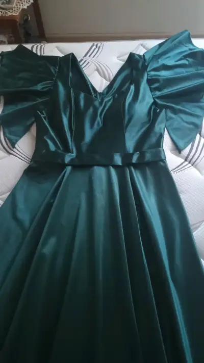 Vestido largo verde satinado con volantes - miniatura 1
