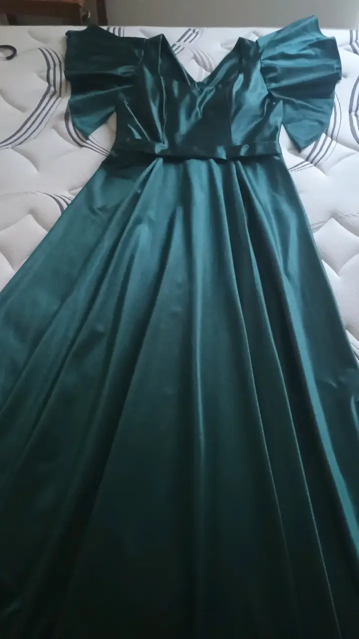 Vestido largo verde satinado con volantes - 2