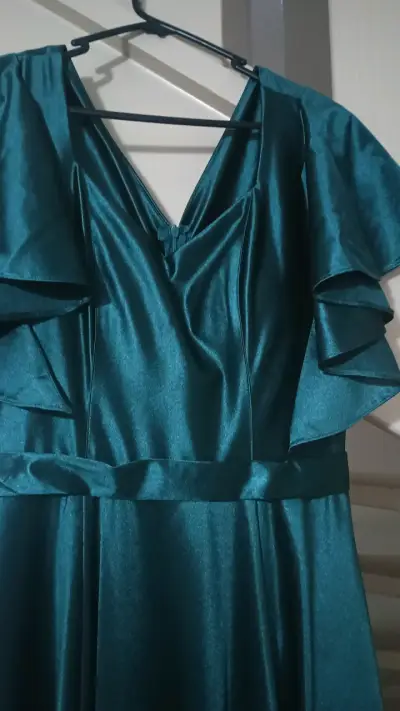 Vestido largo verde satinado con volantes - miniatura 3