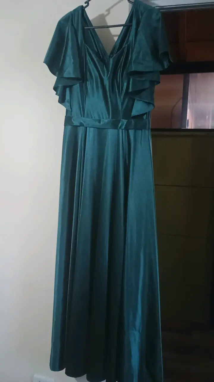 Vestido largo verde satinado con volantes - 4