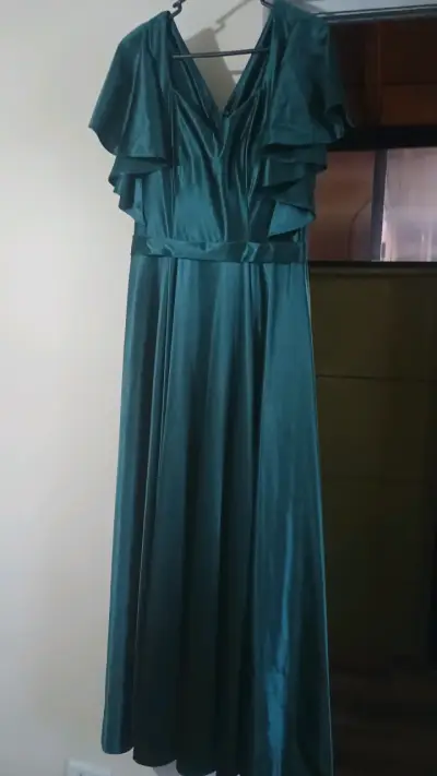 Vestido largo verde satinado con volantes - miniatura 4