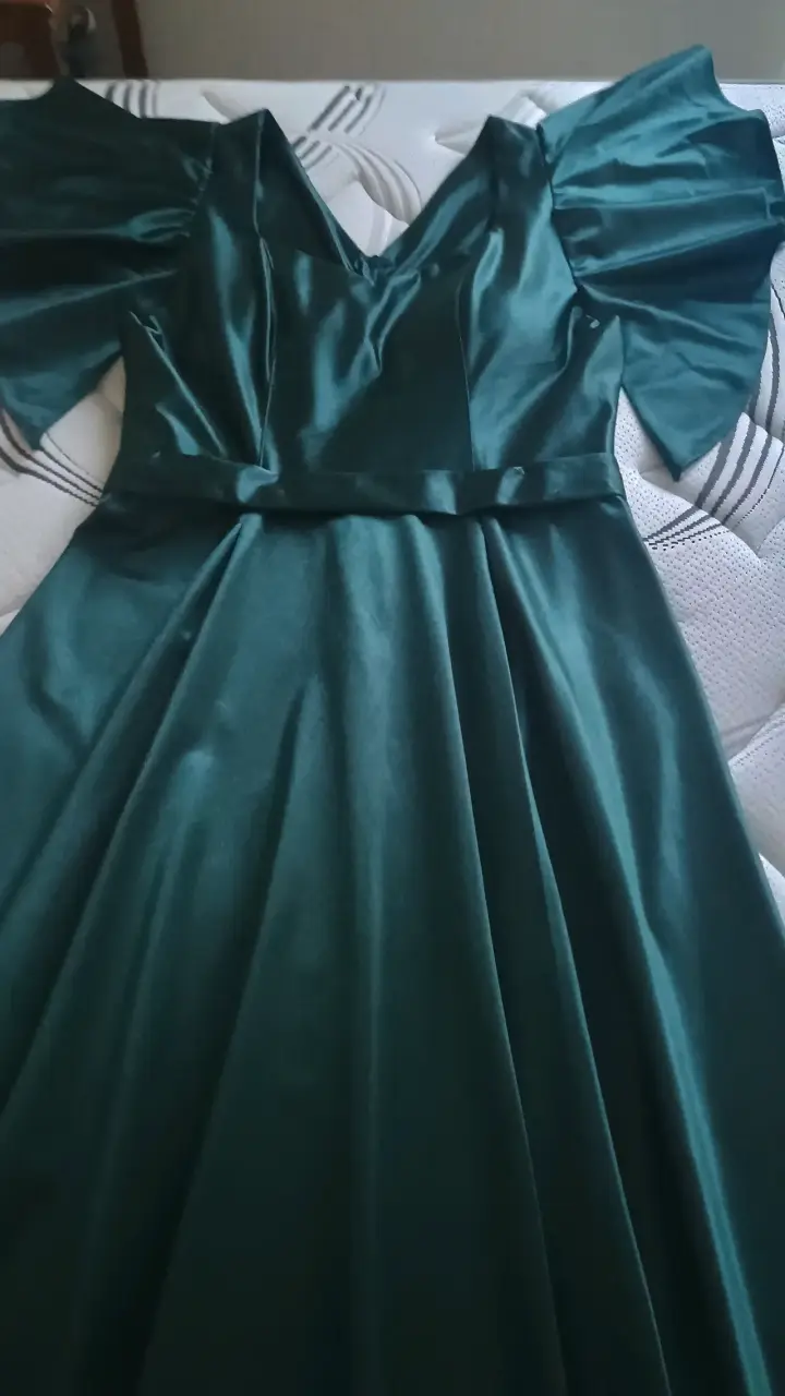 Vestido largo verde satinado con volantes - 5