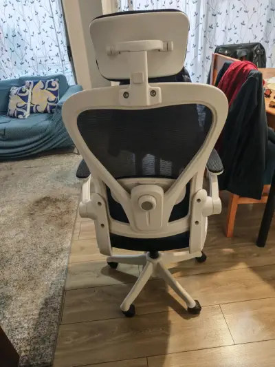 Silla ergonómica de oficina con respaldo de malla - miniatura 1