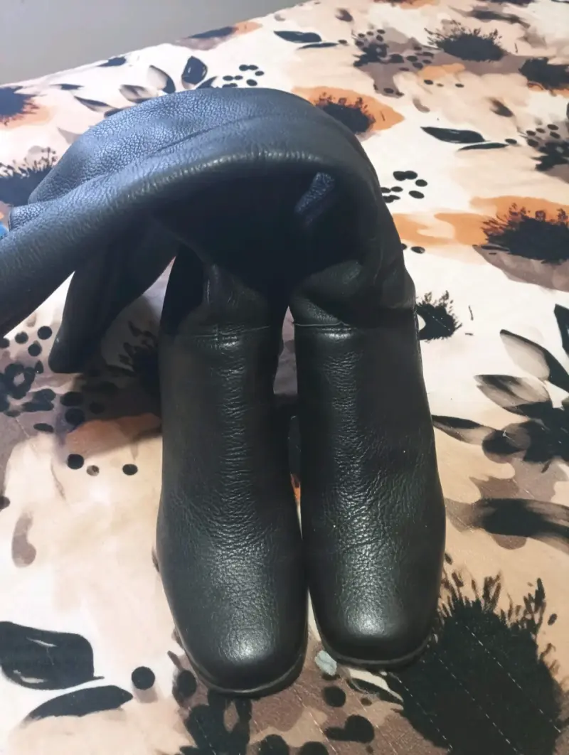 Botas negras de cuero con tacón medio