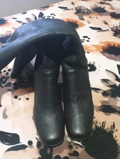 Botas negras de cuero con tacón medio - miniatura 1
