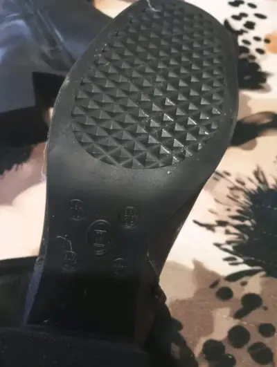 Botas negras de cuero con tacón medio - miniatura 3