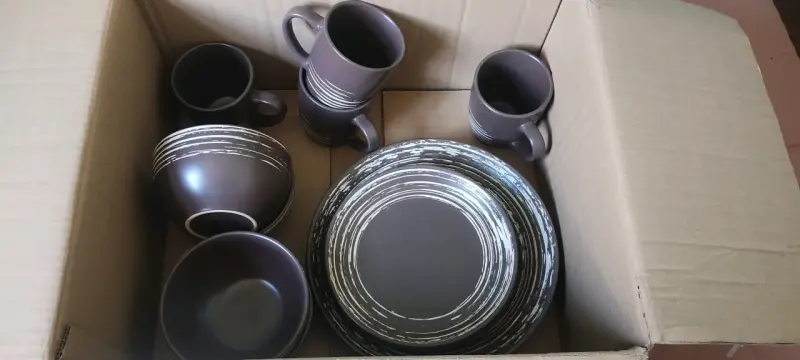 Juego de vajilla de cerámica marrón con diseño moderno