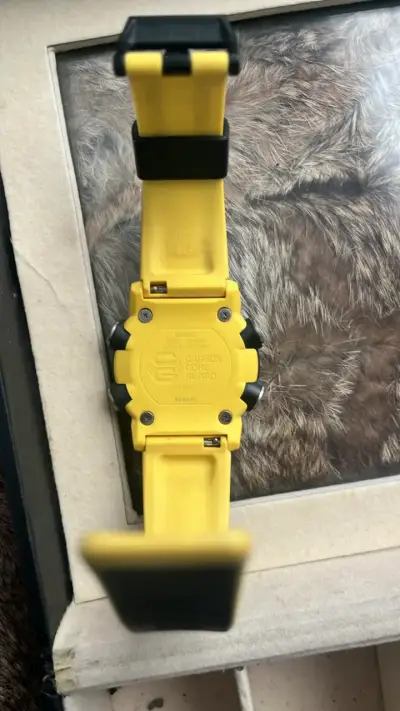 Reloj Casio G-Shock amarillo y negro resistente - miniatura 3