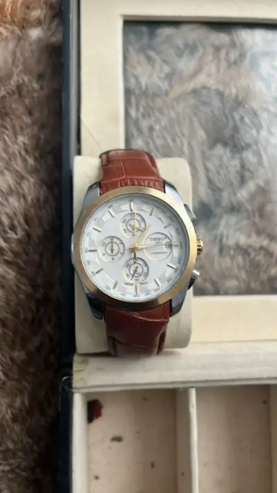 Reloj Tissot cronógrafo con correa de cuero marrón - miniatura 1