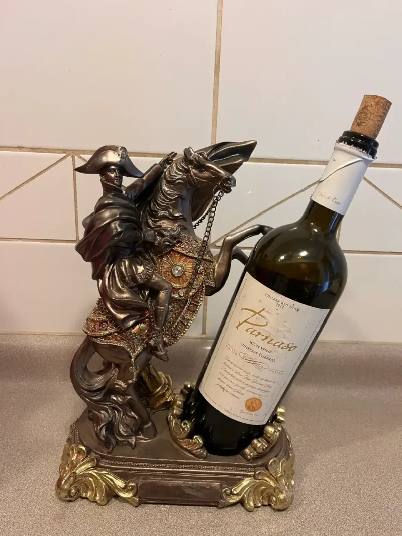 Soporte de vino decorativo con figura ecuestre