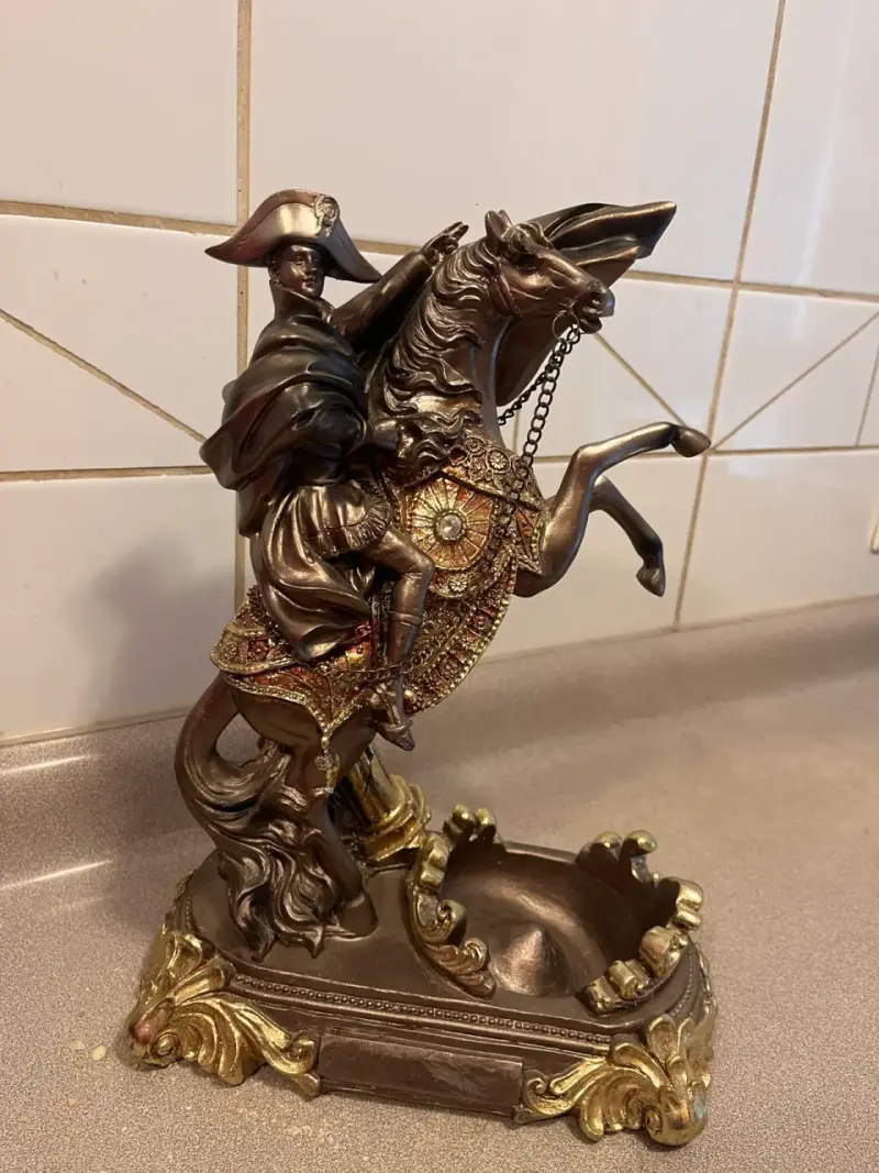 Soporte de vino decorativo con figura ecuestre - 2