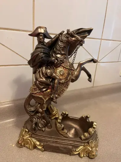 Soporte de vino decorativo con figura ecuestre - miniatura 2