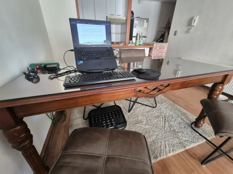 Mesa de comedor de madera CIC con vidrio