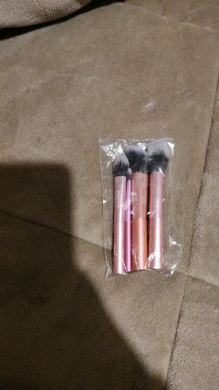 Set de brochas de maquillaje color rosa y dorado