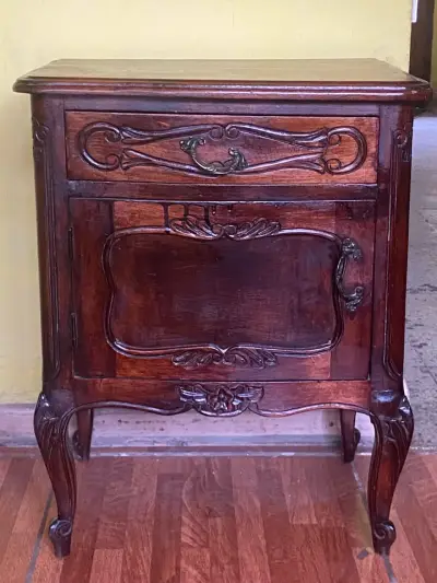 Mesa de noche antigua de madera tallada - miniatura 2