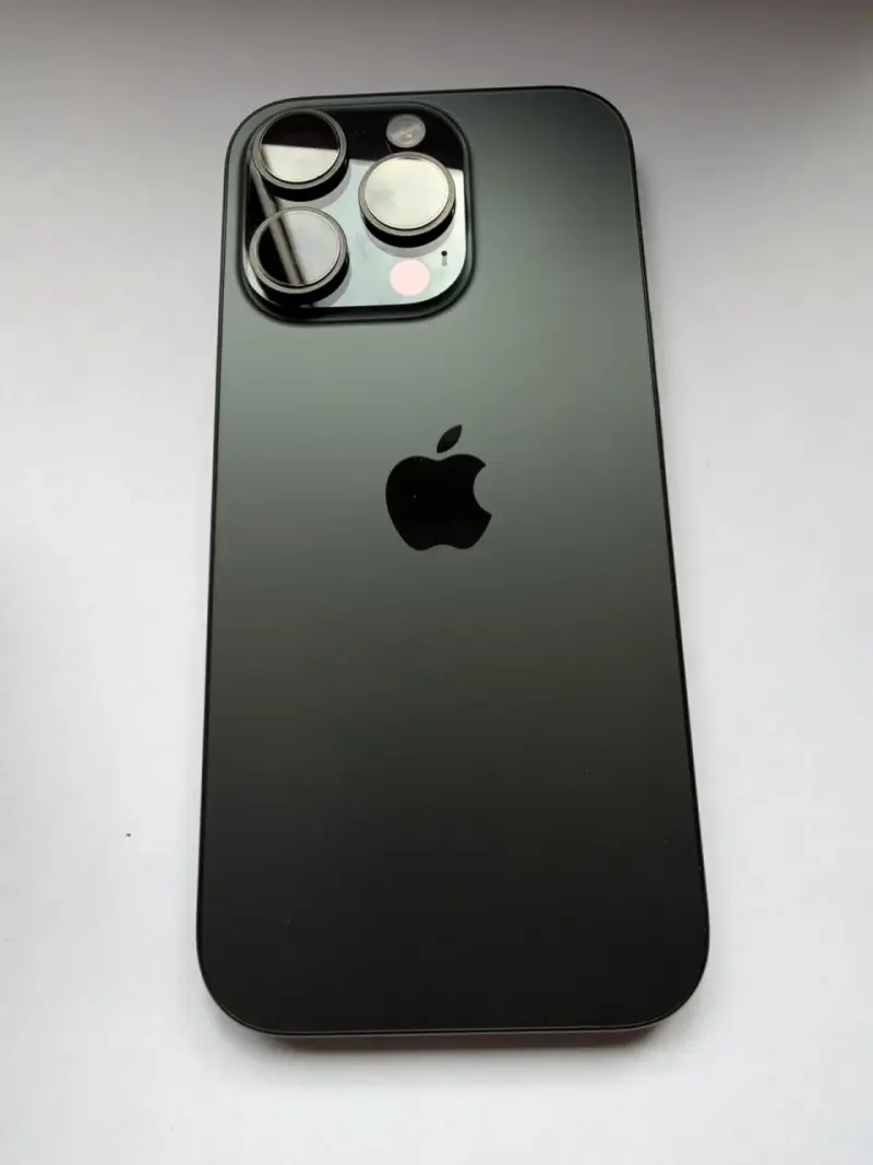 iPhone 16 Pro en muy buen estado - 2