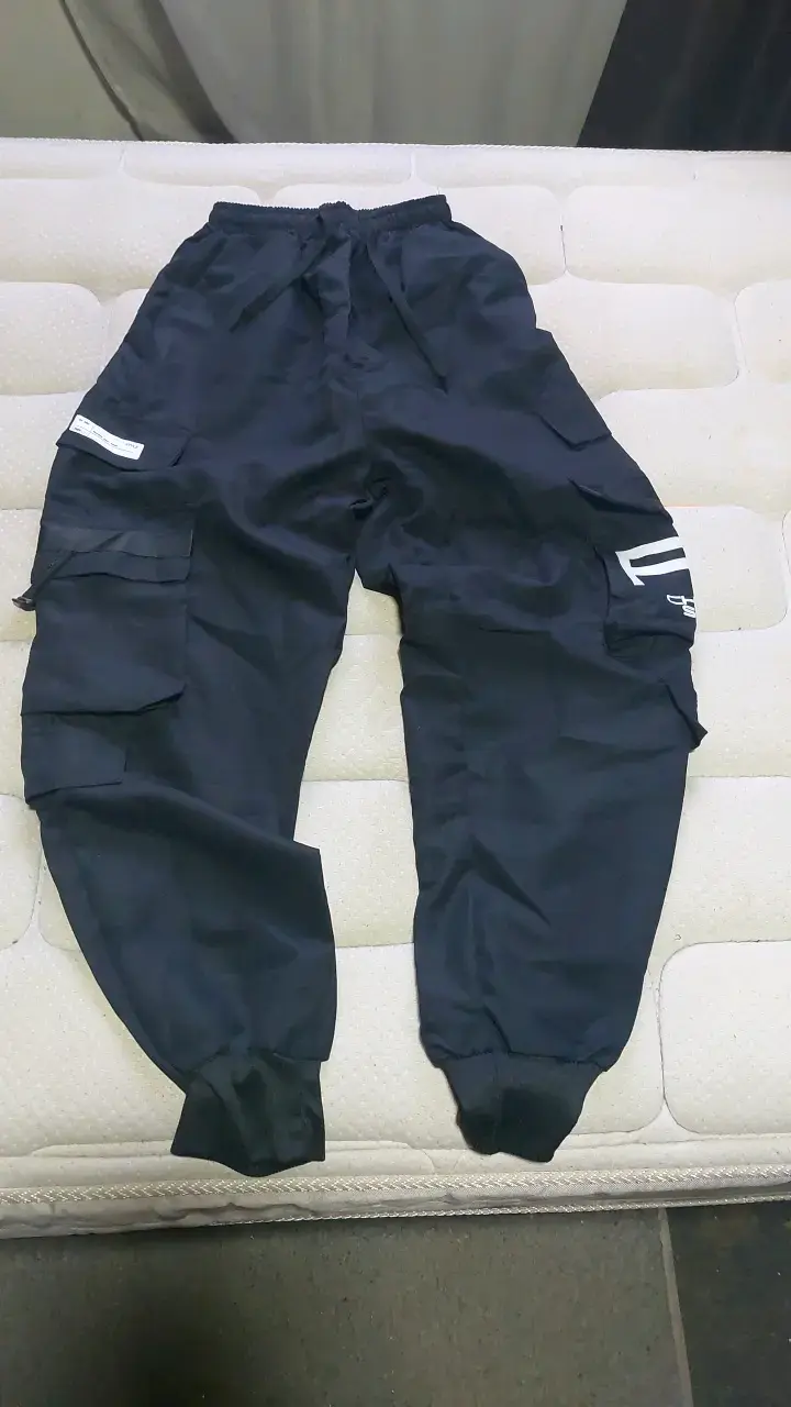 Pantalones cargo negros estilo casual
