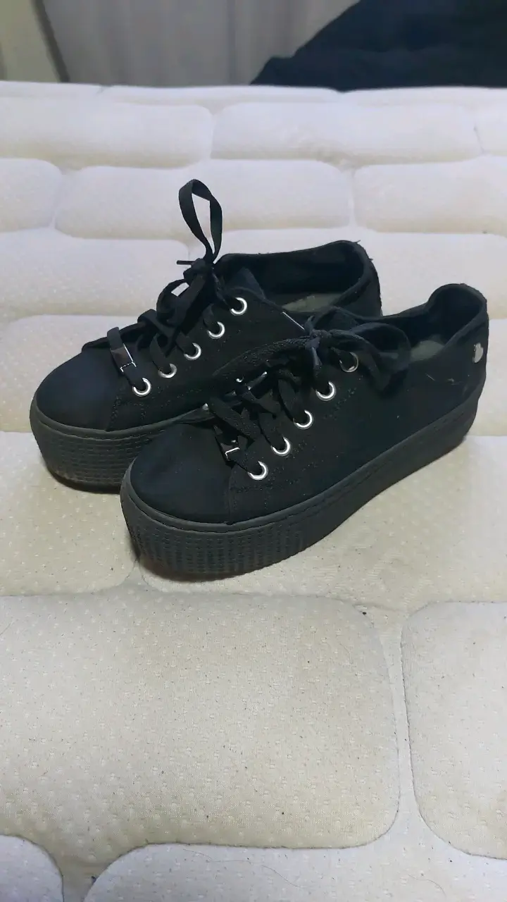 Zapatillas negras con plataforma y coraz
