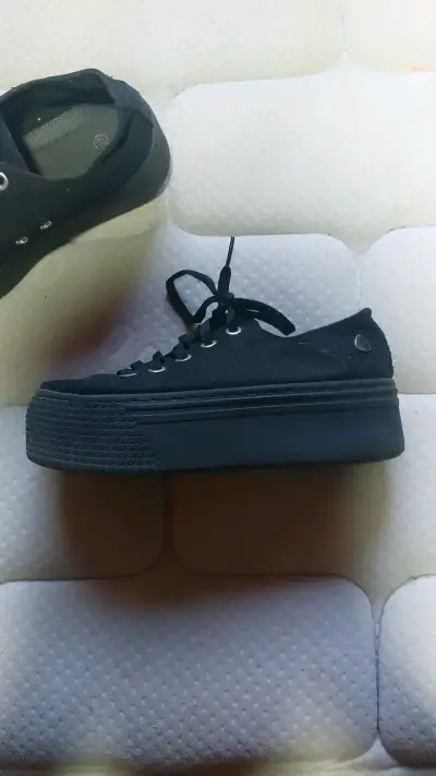 Zapatillas negras con plataforma y coraz - miniatura 2