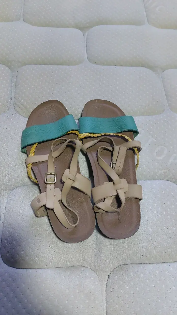 Sandalias de cuero beige y turquesa para mujer