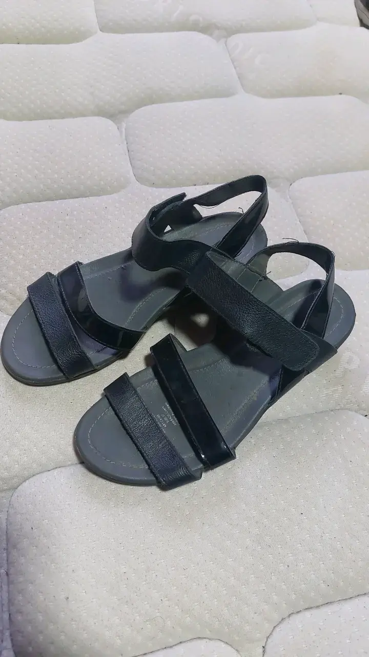 Sandalias negras de cuero para mujer