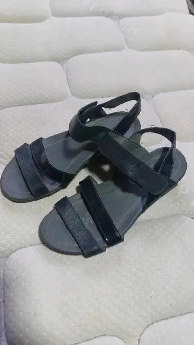 Sandalias negras de cuero para mujer - miniatura 1