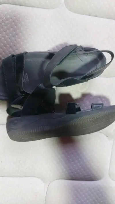 Sandalias negras de cuero para mujer - miniatura 3