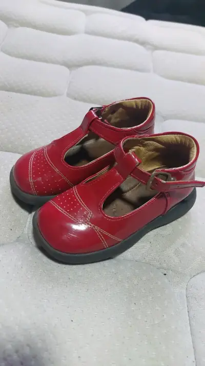 Zapatos de niña rojos con correa - miniatura 1