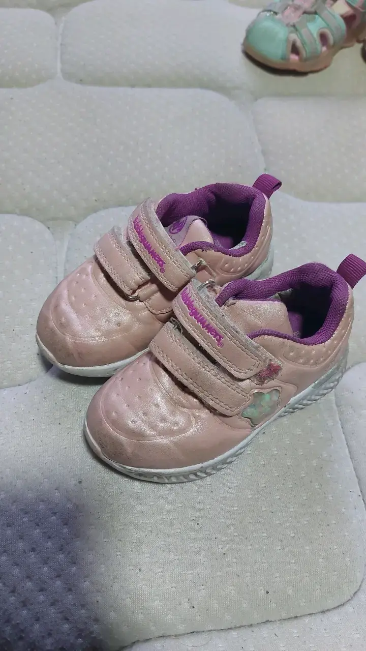 Zapatillas rosadas para niña con velcro