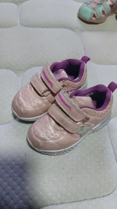 Zapatillas rosadas para niña con velcro - miniatura 1