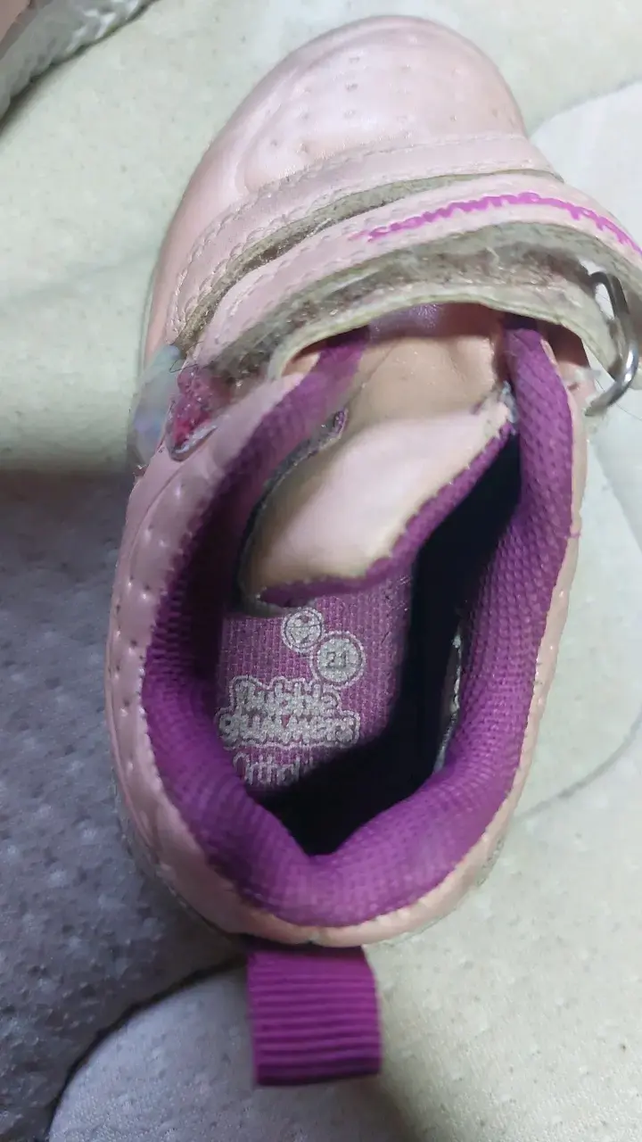 Zapatillas rosadas para niña con velcro - 2