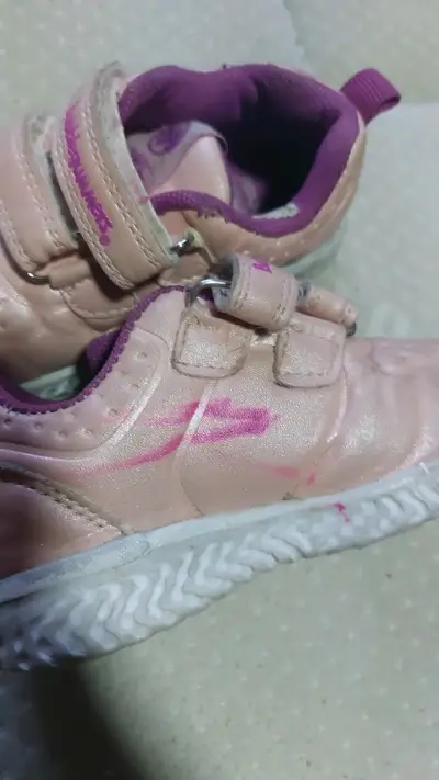 Zapatillas rosadas para niña con velcro - miniatura 3