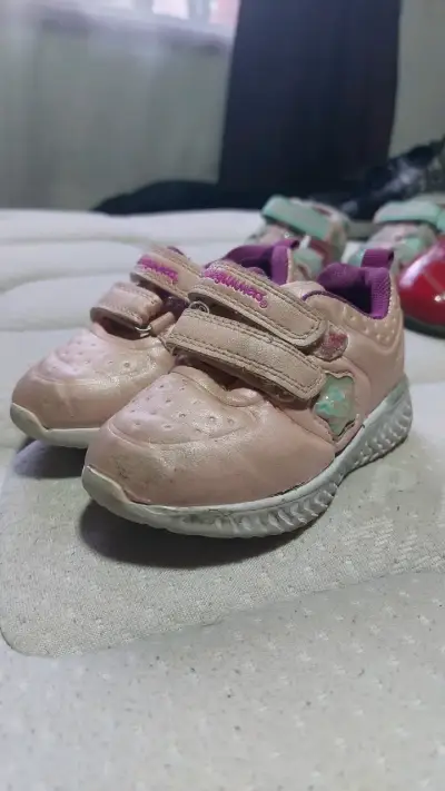 Zapatillas rosadas para niña con velcro - miniatura 4