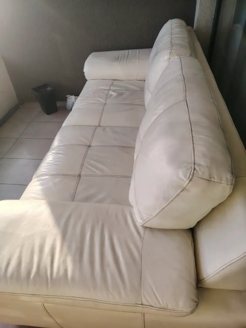 Sofá de cuero blanco en buen estado