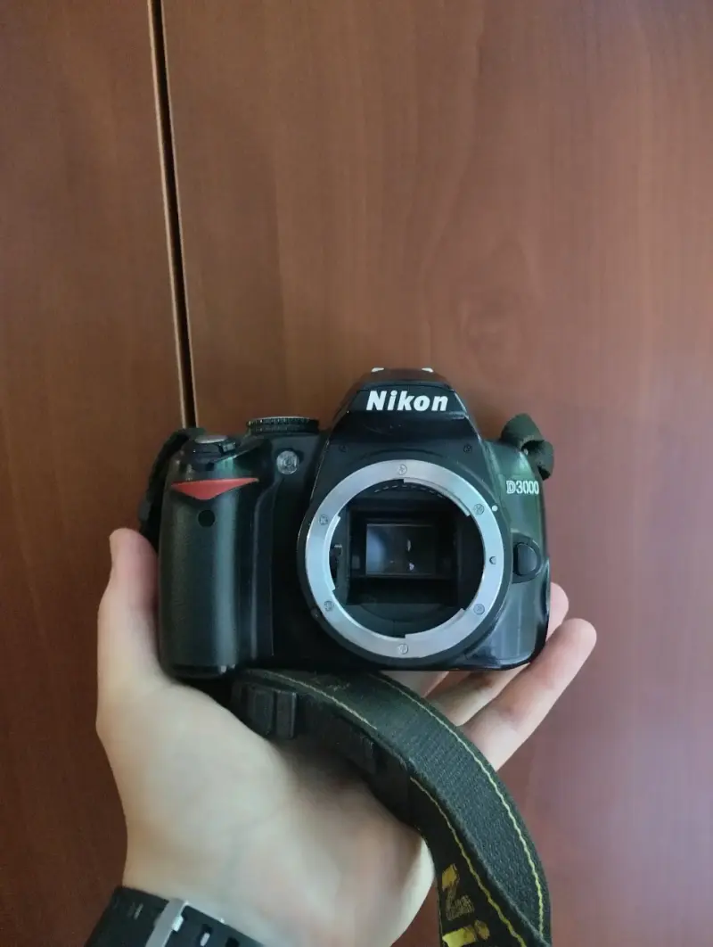 Cámara Nikon D3000 DSLR con cargador y bolso